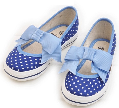 Diseño de zapatos de niña azul y blanco