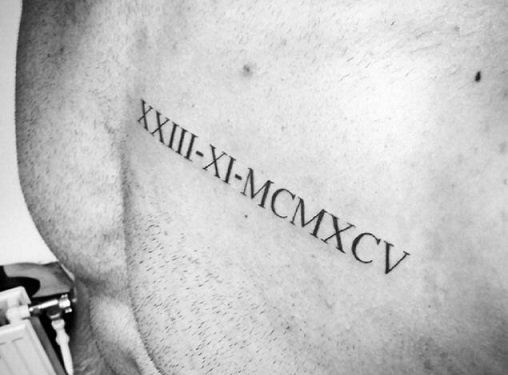 Tatuaggio di alfabeti romani