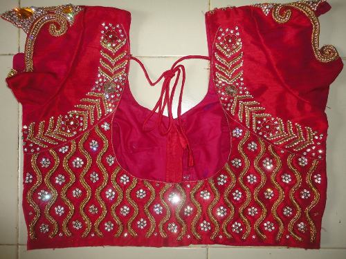 Blusa roja de encaje con espalda cuadrada