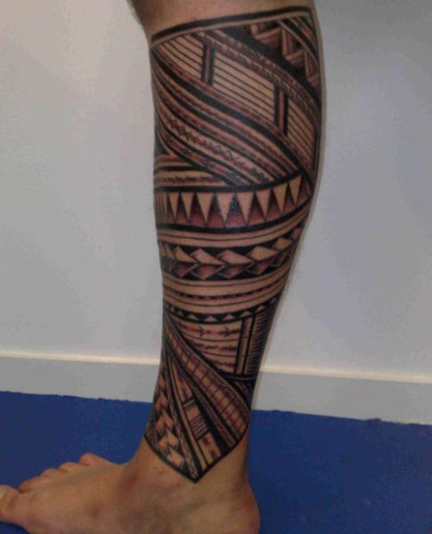 Disegno tribale del tatuaggio della gamba intera