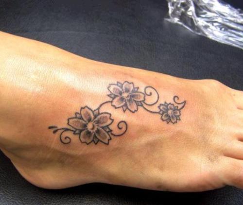 simpatico disegno del tatuaggio delle gambe per le donne