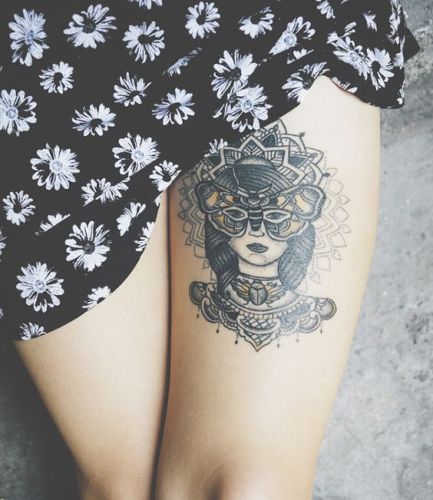 I tatuaggi glamour per le gambe per le donne