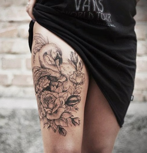 Il disegno del tatuaggio artistico per le gambe delle ragazze