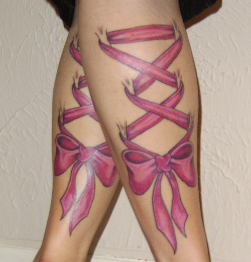 Tatuaggi corsetto per ragazze sul retro delle gambe