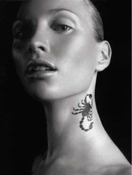Piccoli tatuaggi di scorpione sul collo