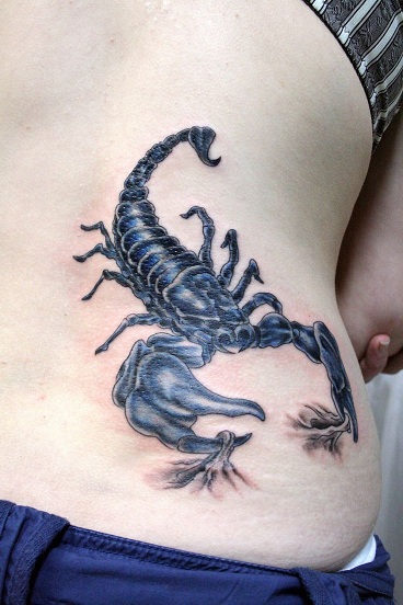 Disegno del tatuaggio dello scorpione sulla parte bassa della schiena