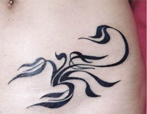 Disegno del tatuaggio dello scorpione sulla vita