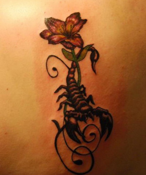Un tatuaggio rosa Scorpione per donne
