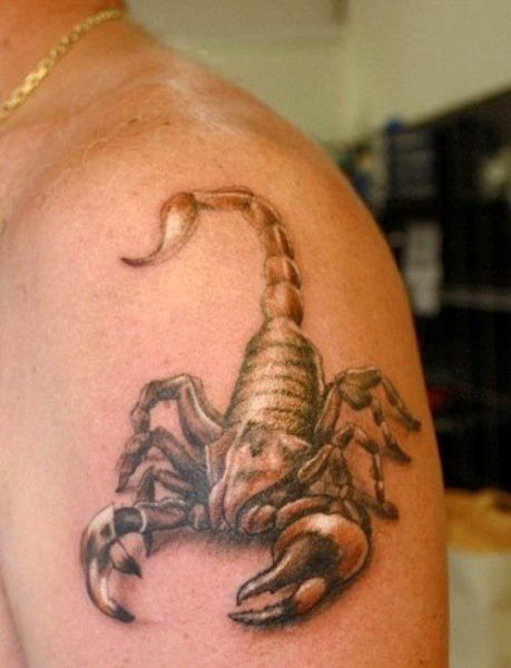 Un disegno realistico del tatuaggio dello scorpione 3D sul braccio sinistro