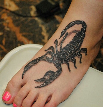 Tatuaggio scorpione per ragazze sulla gamba