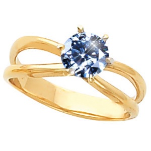 Anillo de compromiso de diamantes azules en oro amarillo