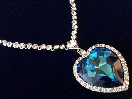 Collar de diamantes azules en forma de corazón