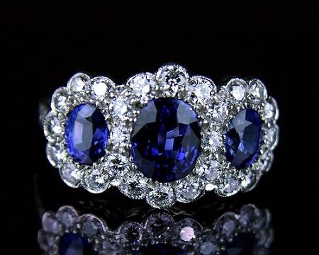 Anillo de bodas de diamantes azules