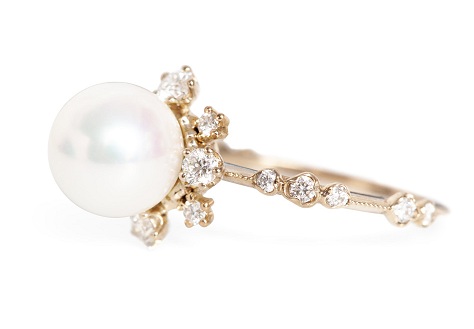 Anello di perle bianche