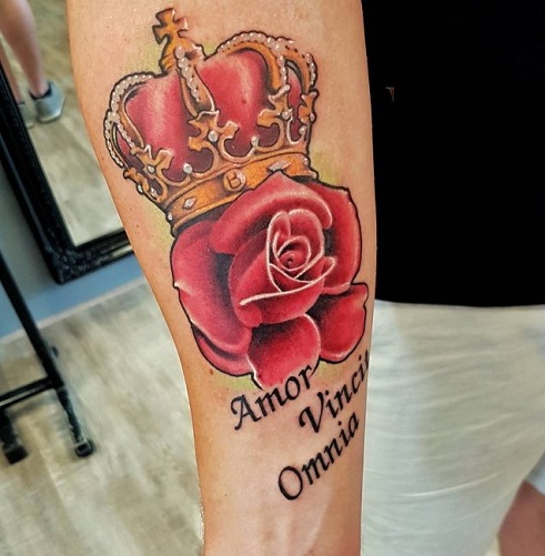 Attraente disegno del tatuaggio della regina