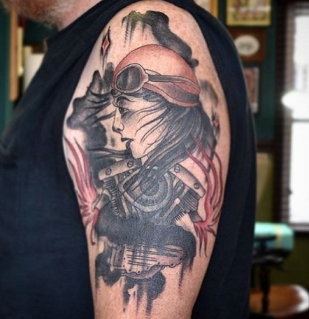 Impressionante disegno del tatuaggio del motociclista