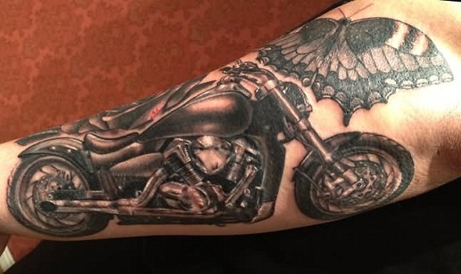 Incredibile disegno del tatuaggio della motocicletta