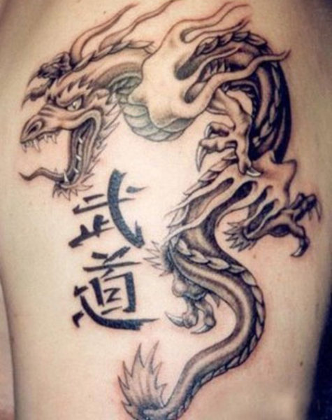 Tatuaje de dragón kanji en la mano