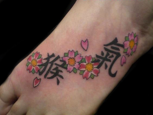 Tatuaje de flor de pie con diseño de kanji