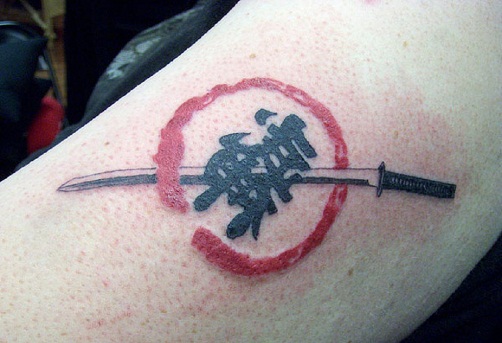 Tatuaje de espada ninja y kanji japonés