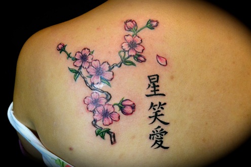 Diseño de tatuaje de flor de cerezo Kanji para niñas