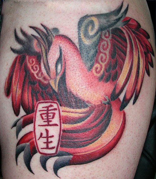 Kanji Phoenix Tattoo en el muslo