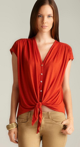 Una blusa roja con lazo en la parte delantera