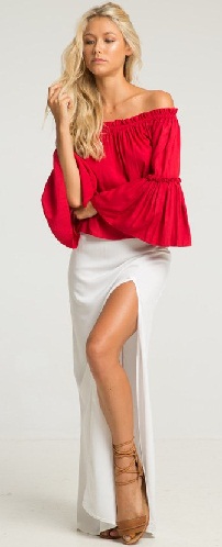 Una blusa roja con mangas de campana