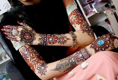Atractivos diseños de Mehndi de brazo completo