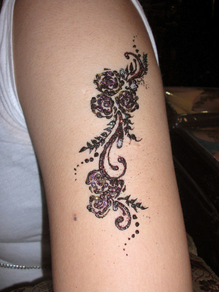 Diseño floral de Mehndi del brazo