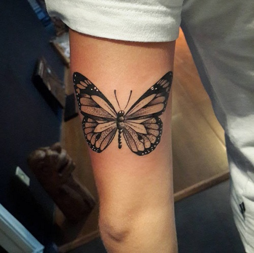 Tatuaggio a farfalla con puntini d'arte