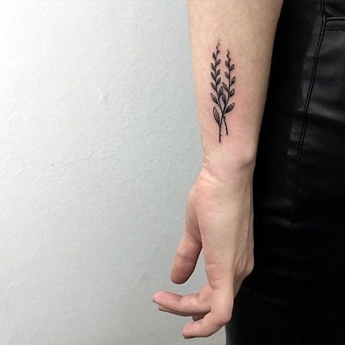 Tatuaggio con rametto di puntini