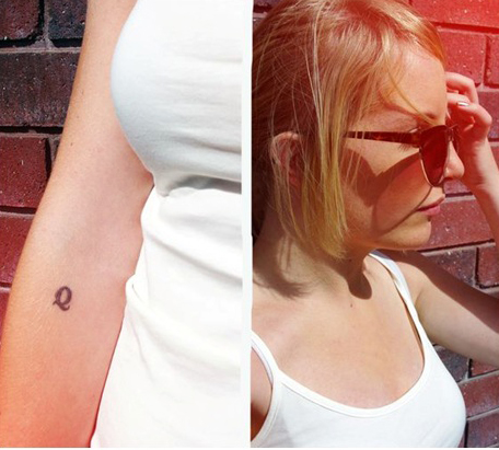 Tatuaje simple de una letra en el antebrazo