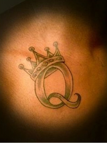 Tatuaje de la letra Q sombreada con una corona