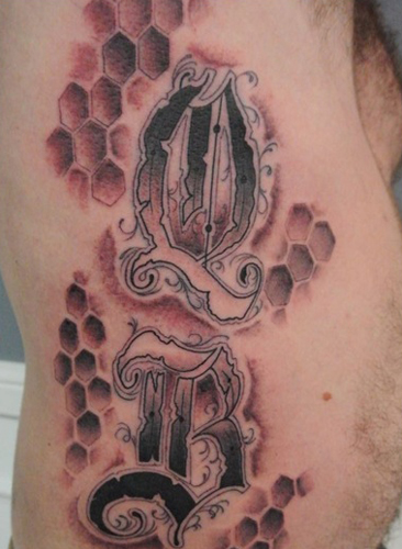 Extenso Tatuaje De La Letra Q