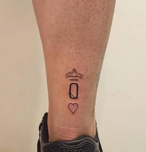 Tatuaje de letra Q en el tobillo