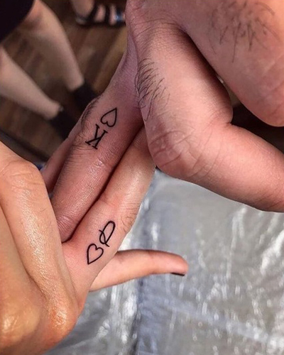 Diseño de tatuaje de letra Q para parejas