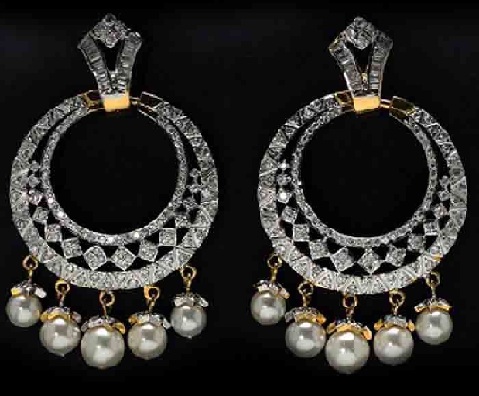 Abbagliante Jhumka in platino antico con perle