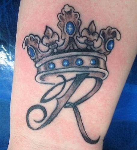 Corona con disegno del tatuaggio iniziale