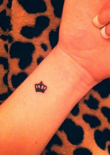 tatuaggio simbolo del re sul polso