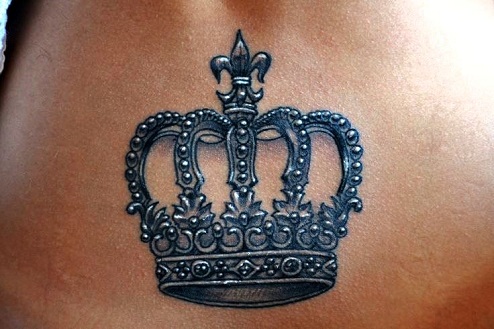 Disegni del tatuaggio della corona del re nero