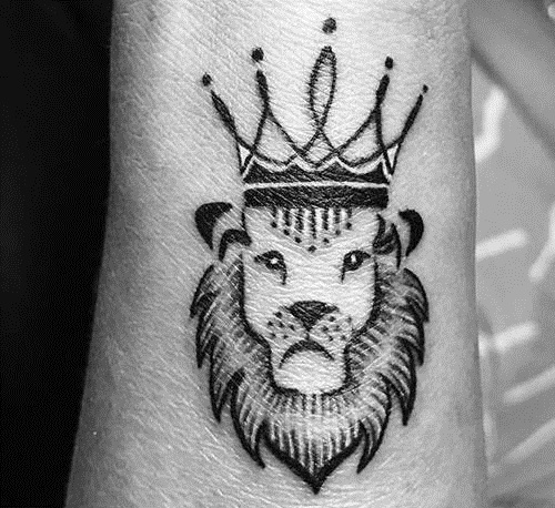 Tatuaggio del re leone a portata di mano