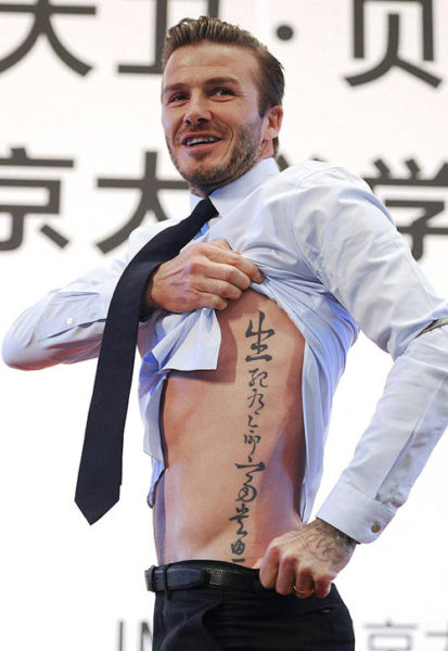 Tatuaggio cinese sulla gabbia toracica sinistra