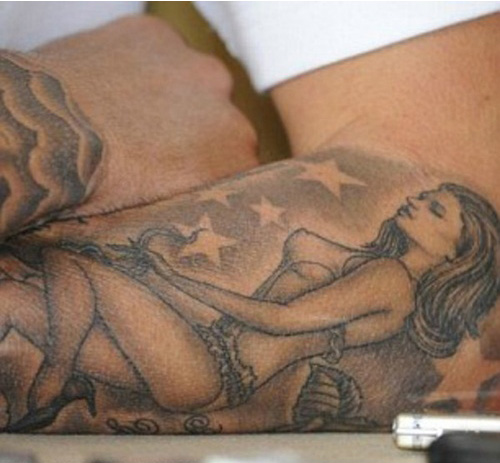 Tatuaggio Victoria sul braccio sinistro