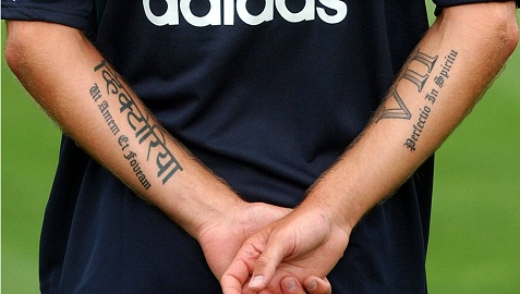 Tatuaggio frase latina sulla mano destra di David Beckham