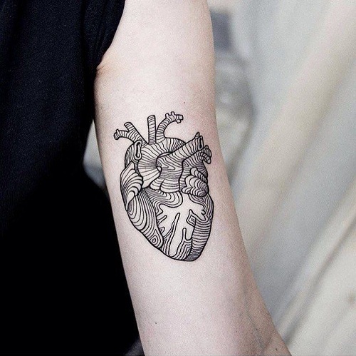 Tatuaje De Línea De Corazón En El Trabajo