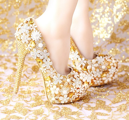 Zapatos de novia con tacones dorados