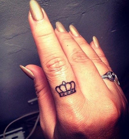 piccola corona tatuaggio sul dito