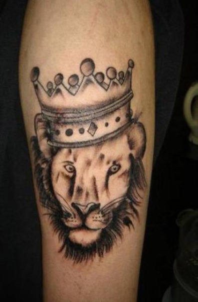 Tatuaggio corona con un leone