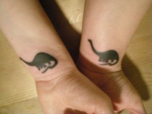 Disegno del tatuaggio dell'amicizia dei dinosauri con inchiostro nero